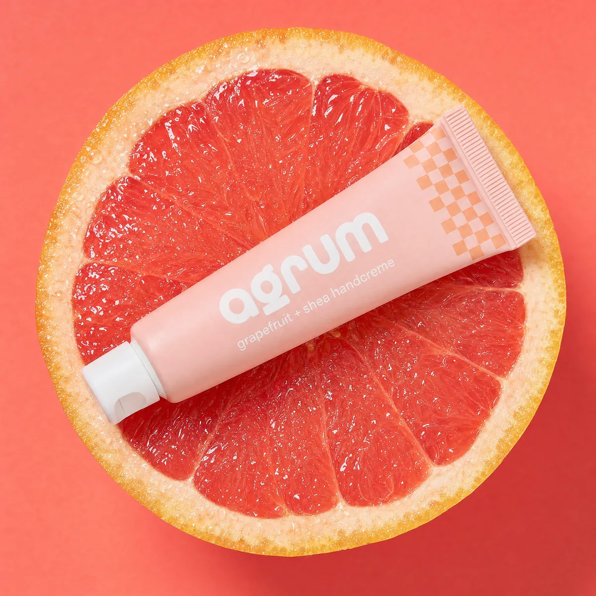 AGRUM Handcreme — Flat-Lay auf Grapefruit